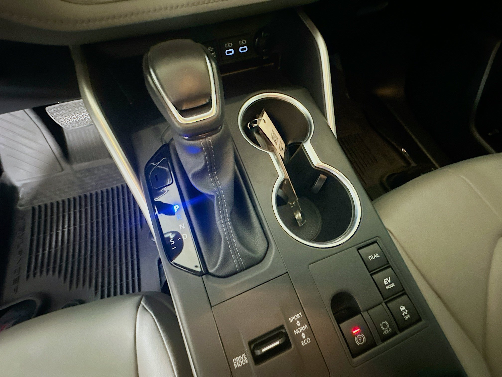 Used 2025 Pearl Toyota Hybrid XLE image 22