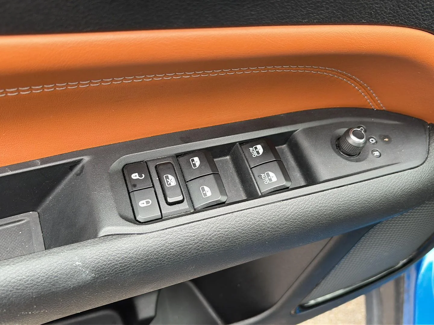 Used 2025 Hydro Blue Pearlcoat Jeep Limited image 7
