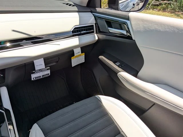 2025 Mitsubishi Outlander SE - Photo 17