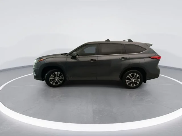 Used 2025 Gray Toyota XLE image 5