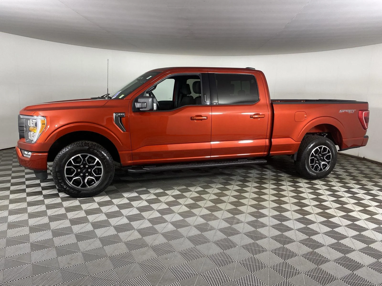 Used 2023 Hot Pepper Red Tinted Clearcoat Ford XLT image 7