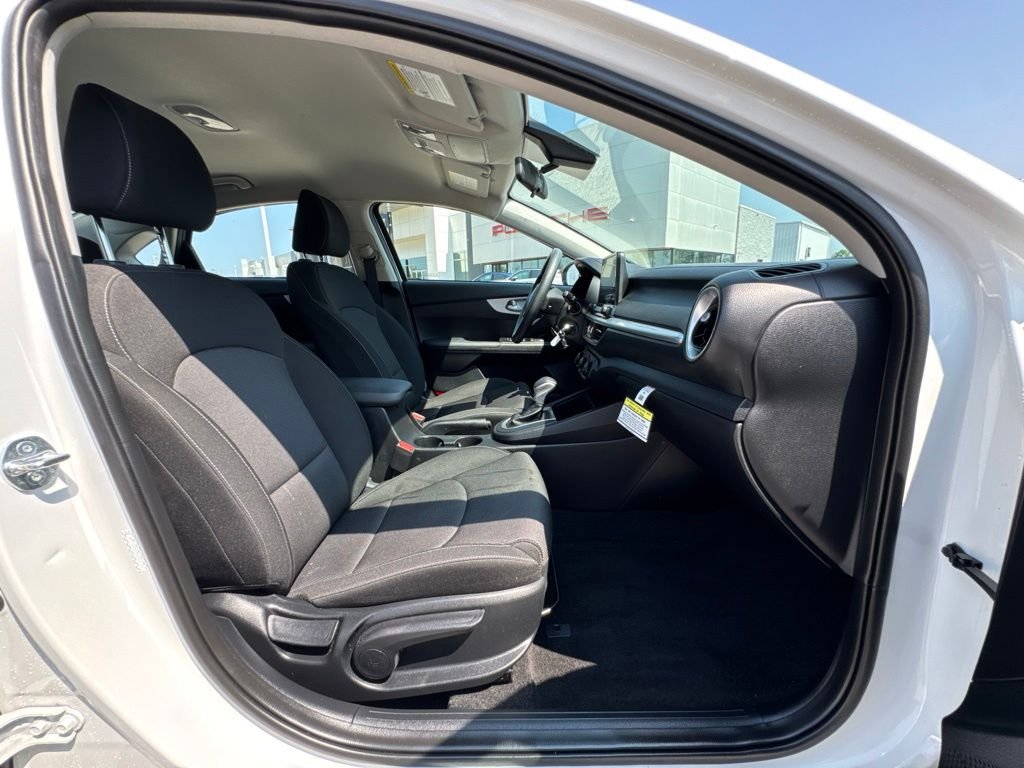 Used 2024 White Kia LX image 18