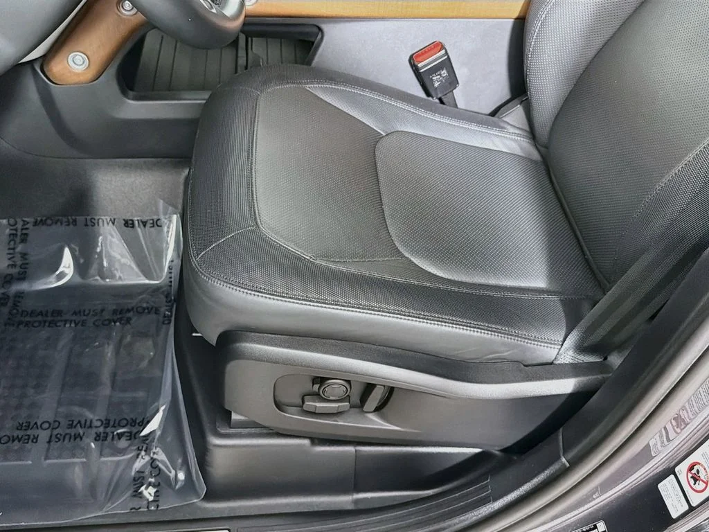 Used 2023 Gray Land Rover X-Dynamic SE image 20