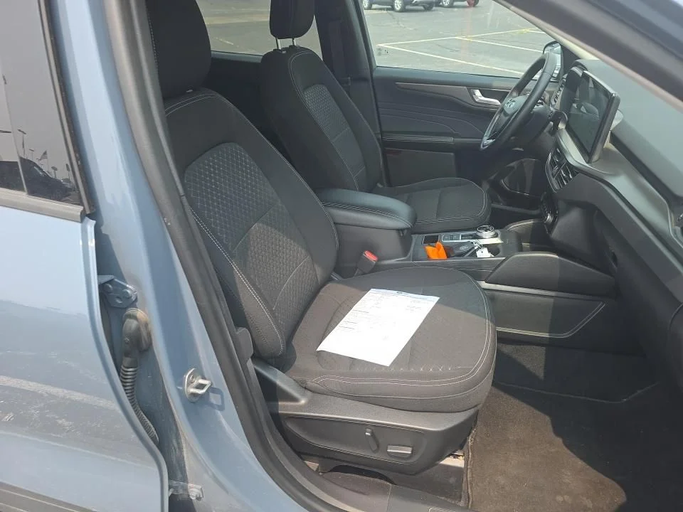Used 2023 Vapor Blue Ford Active image 7