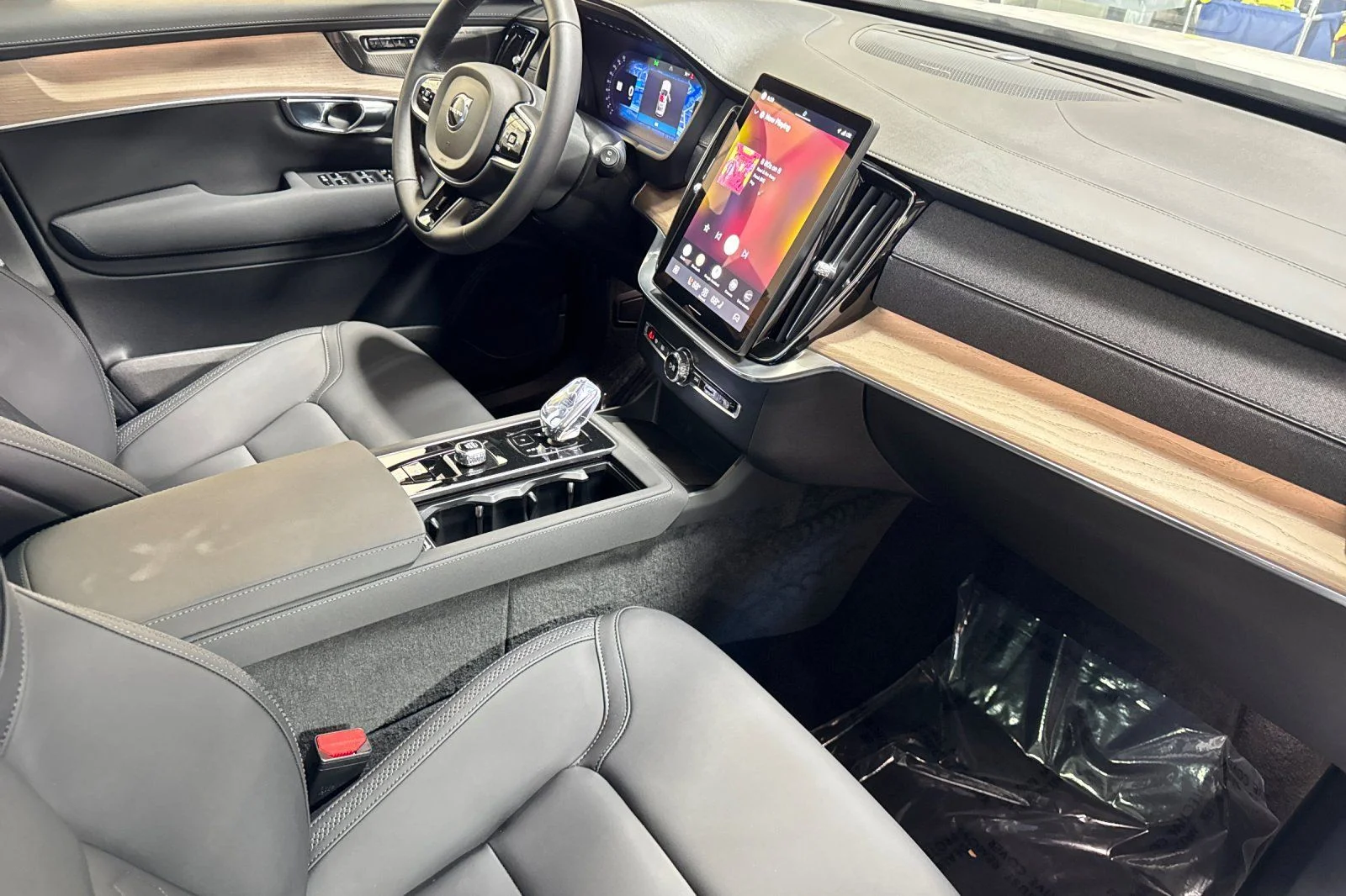 Certified Used 2025 Crystal White Pearl Volvo T8 (2025.5) Plus 7-Seater image 19