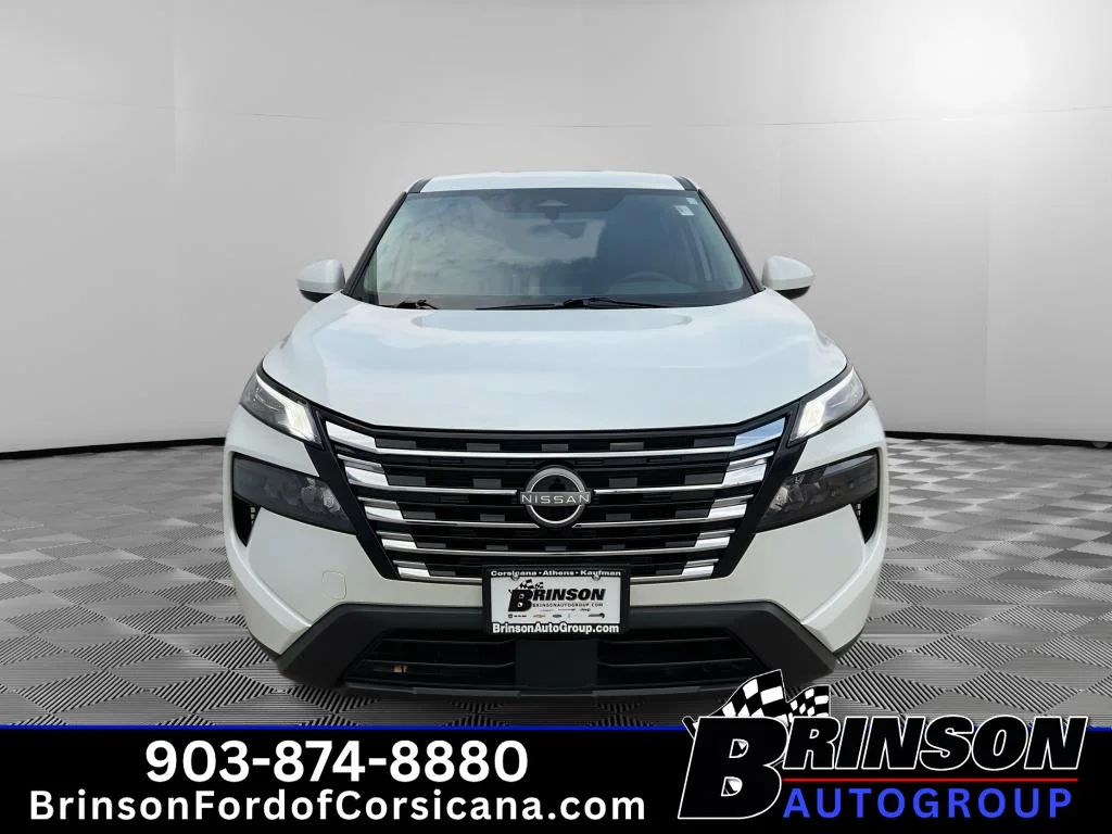 Used 2025 Everest White Pearl Nissan SV image 2