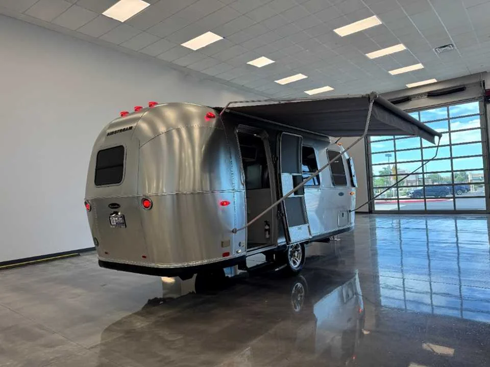 Used 2016 SILVER AIRSTREAM  image 19