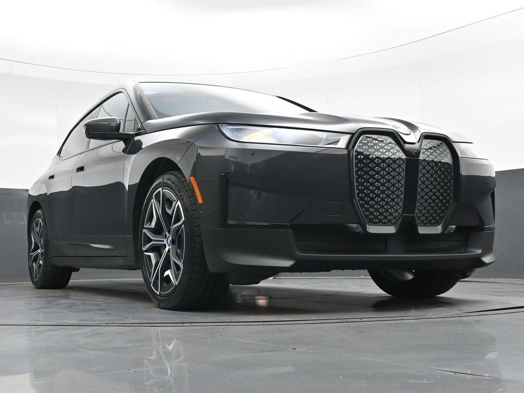 Used 2022 Gray BMW xDrive50 image 34