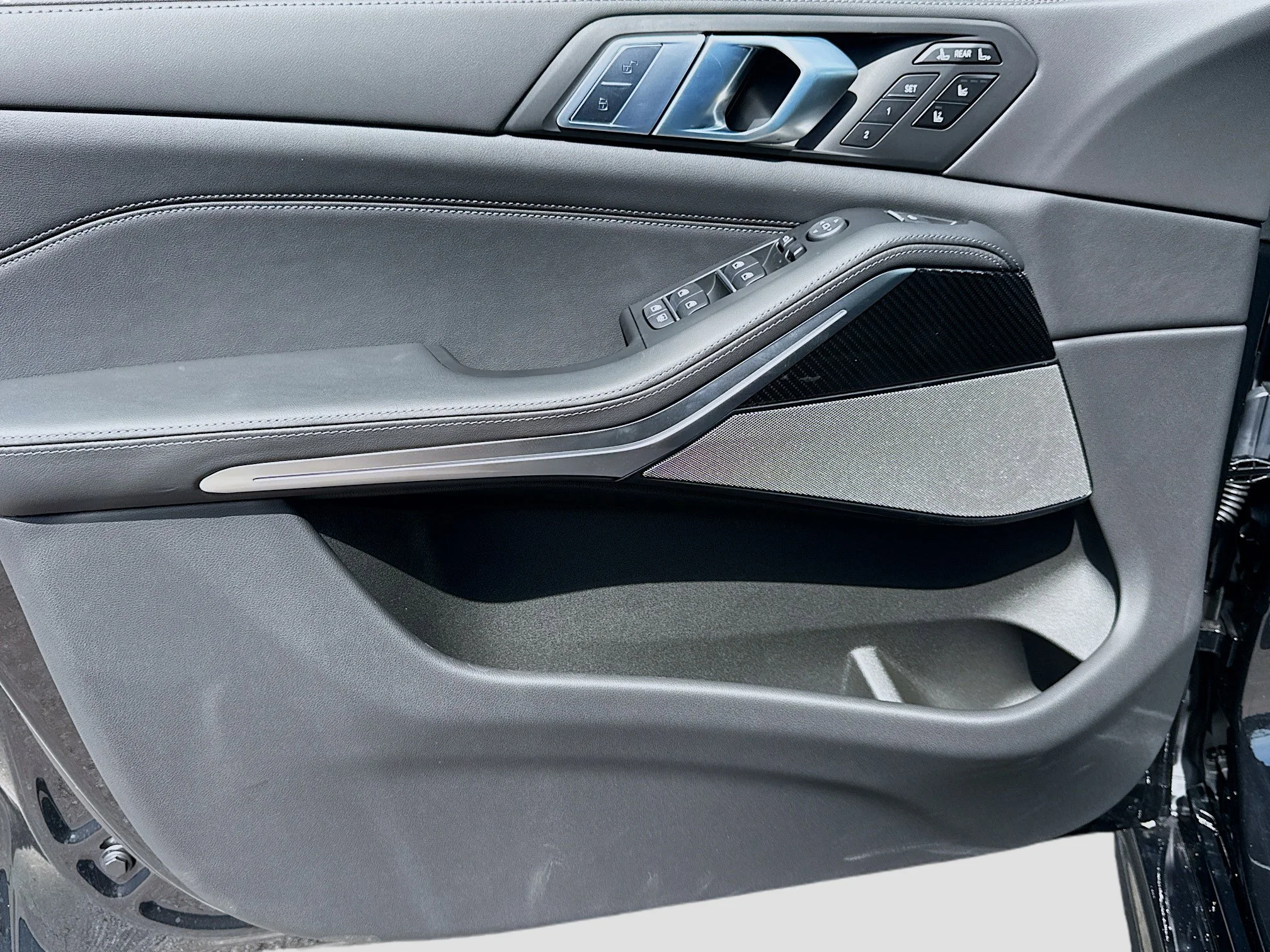 New 2027 Black Sapphire Metallic BMW M60i image 23