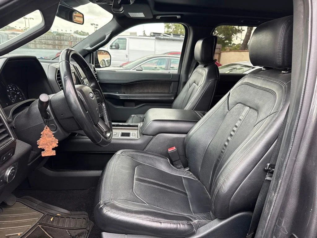 Used 2020  Ford Limited image 8