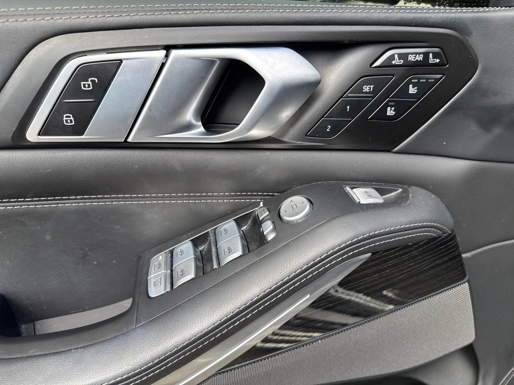 Used 2024 Gray BMW xDrive40i image 11