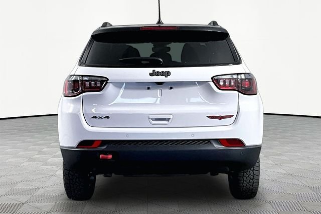 New 2026 Bright White Clear-Coat Exterior Paint Jeep Trailhawk image 5