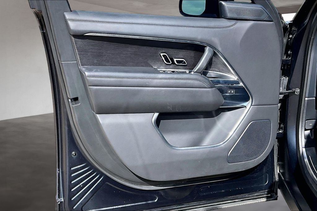 Used 2023  Land Rover SE image 18
