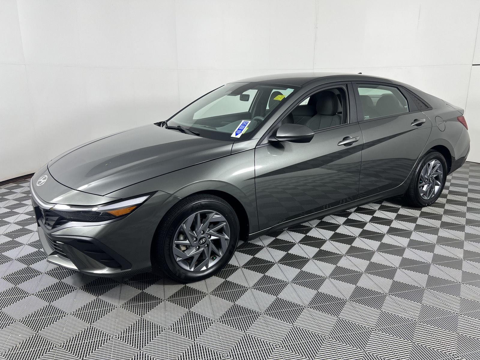 Used 2024 Amazon Gray Hyundai SEL image 6
