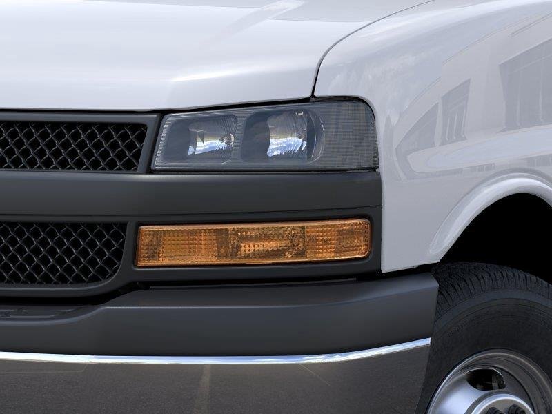 New 2025 Summit White Chevrolet 1WT image 10