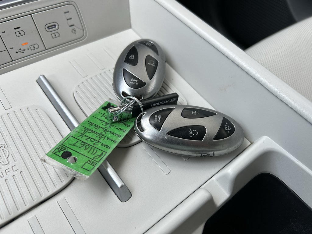 Used 2024 Grey Hyundai SEL image 27