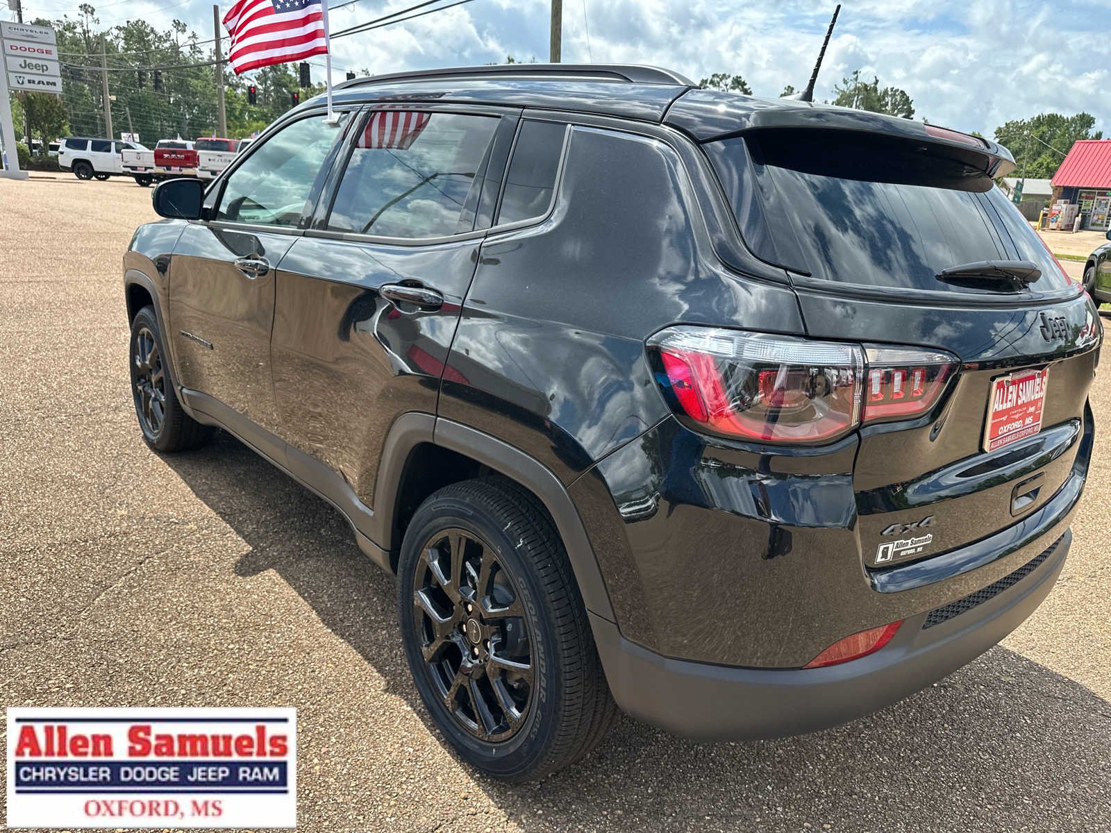 New 2026 Diamond Black Crystal Pearl-Coat Exterior Paint Jeep Latitude image 5