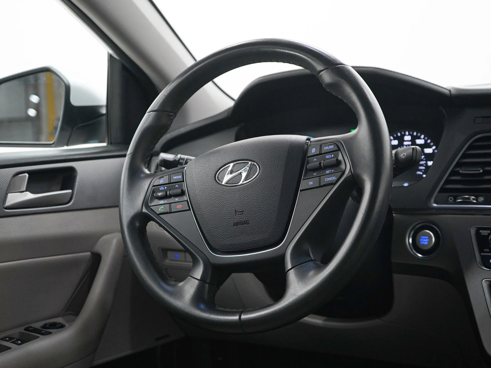 Used 2017 Hyper White Hyundai  image 14