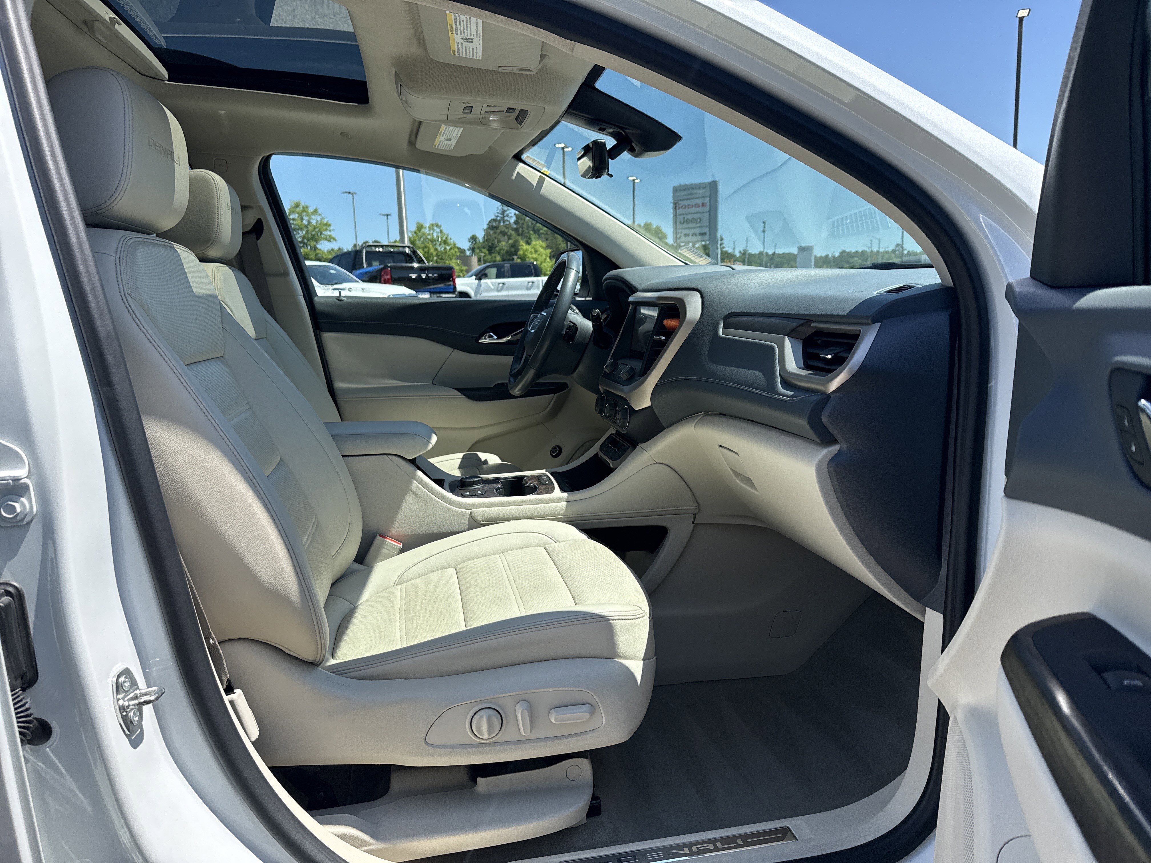Used 2022 White Frost Tricoat GMC Denali image 15
