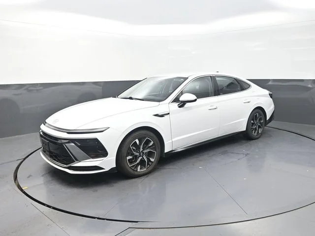 Used 2025 White Hyundai SEL image 3