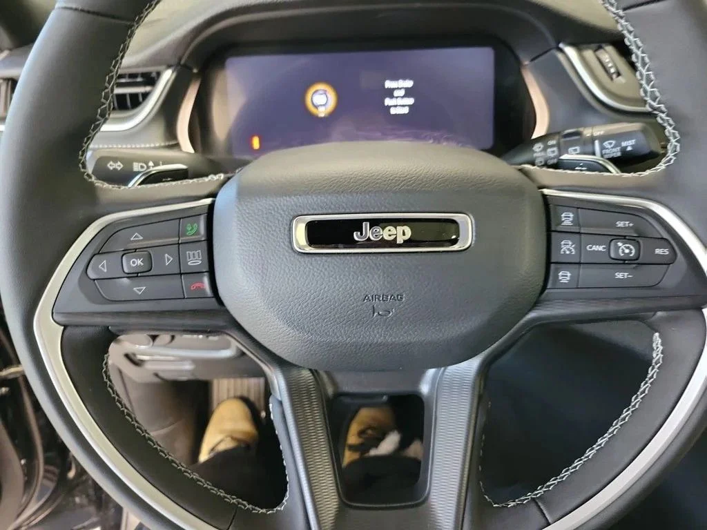 New 2026 Diamond Black Crystal Pearlcoat Jeep Laredo X image 15