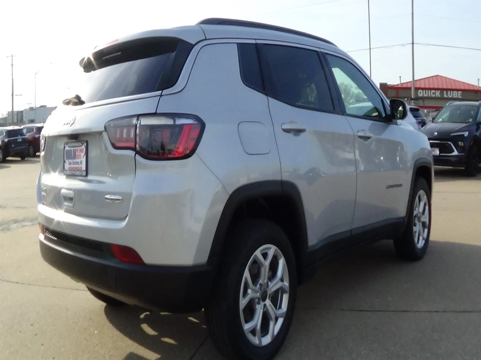 Certified Used 2025 Silver Zynith Clear Coat (pse) Jeep Latitude image 6