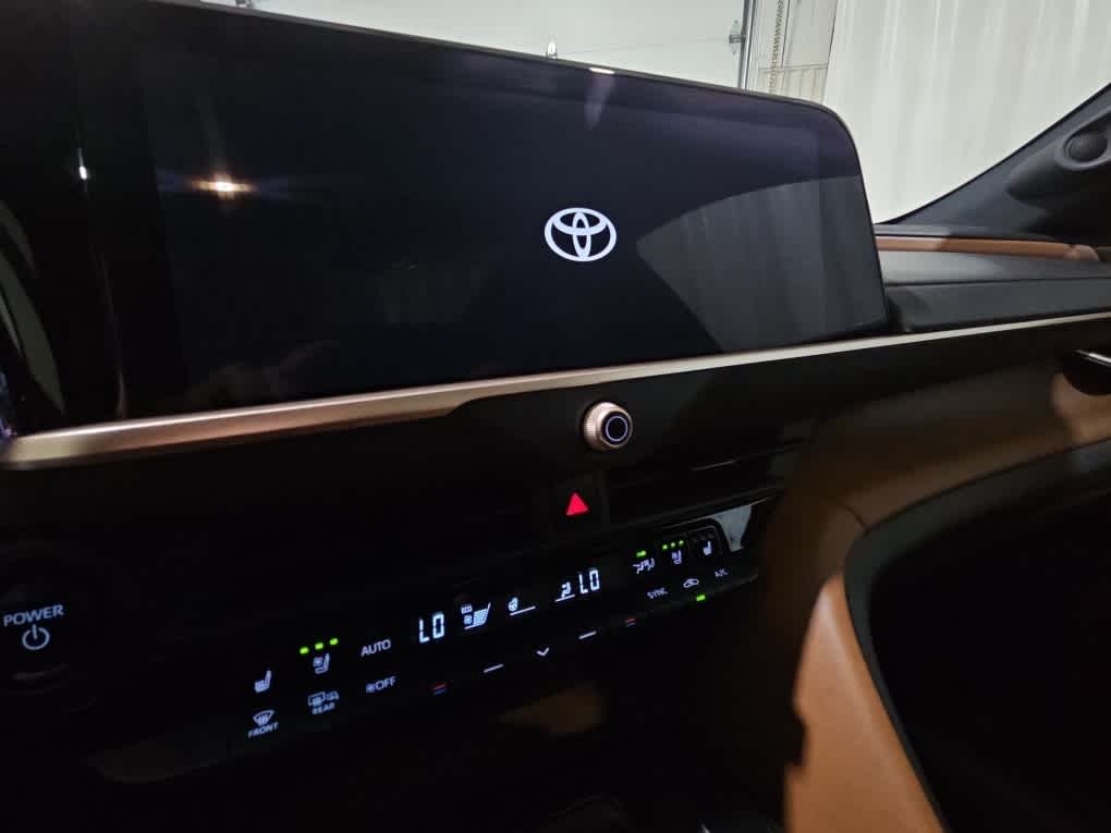 Used 2025 Oxygen White Toyota Limited image 12