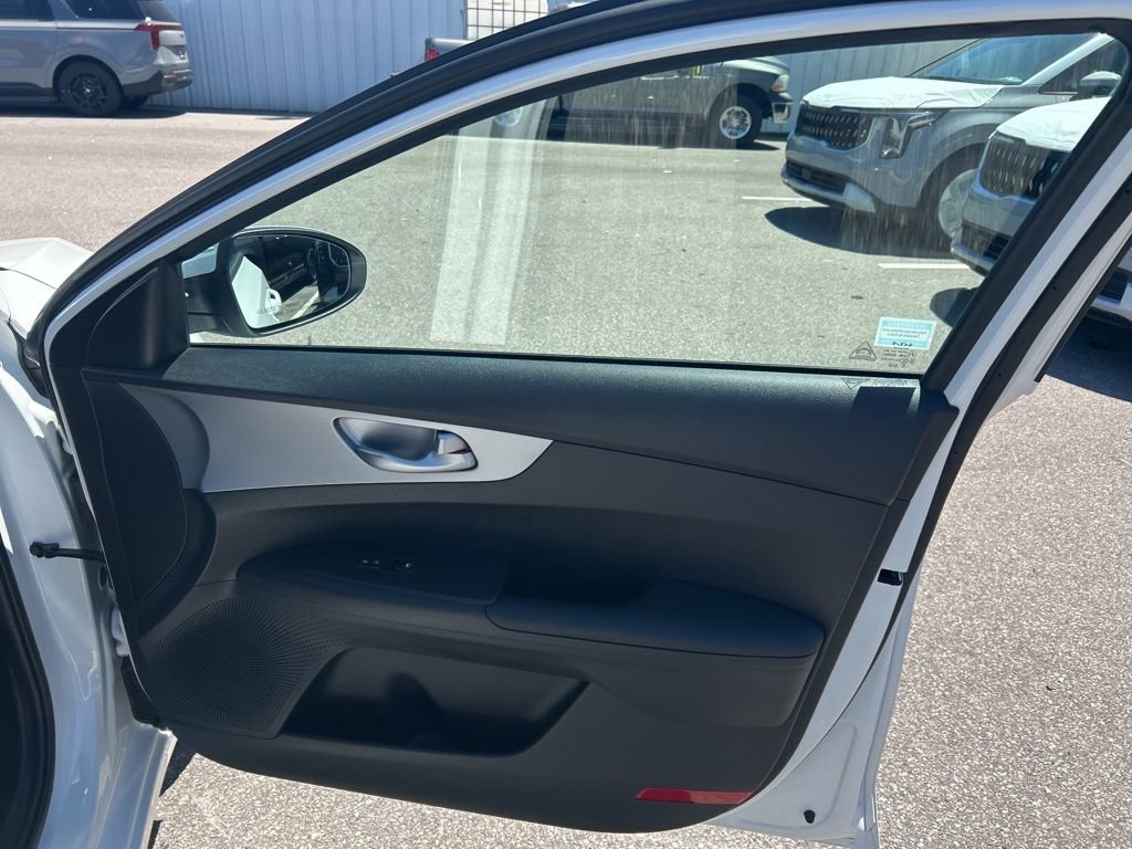 Used 2023 White Kia LXS image 22