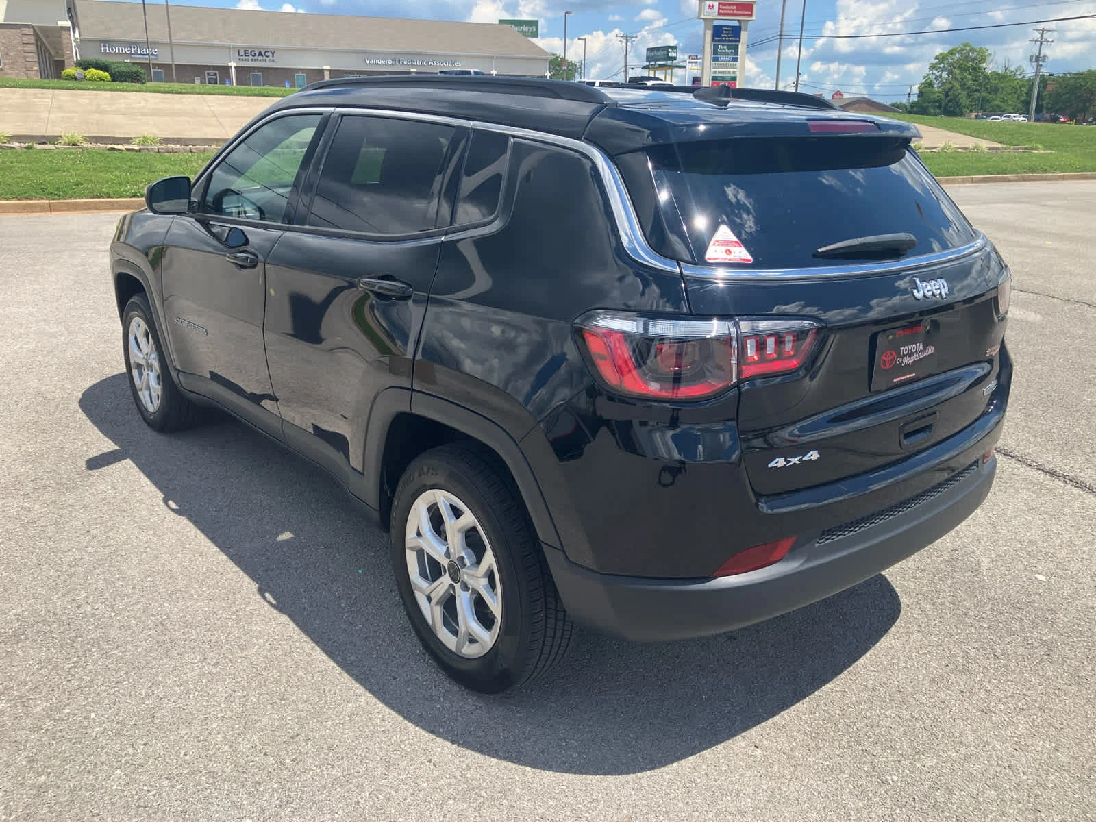Used 2025 Diamond Black Crystal Pearlcoat Jeep Latitude image 5