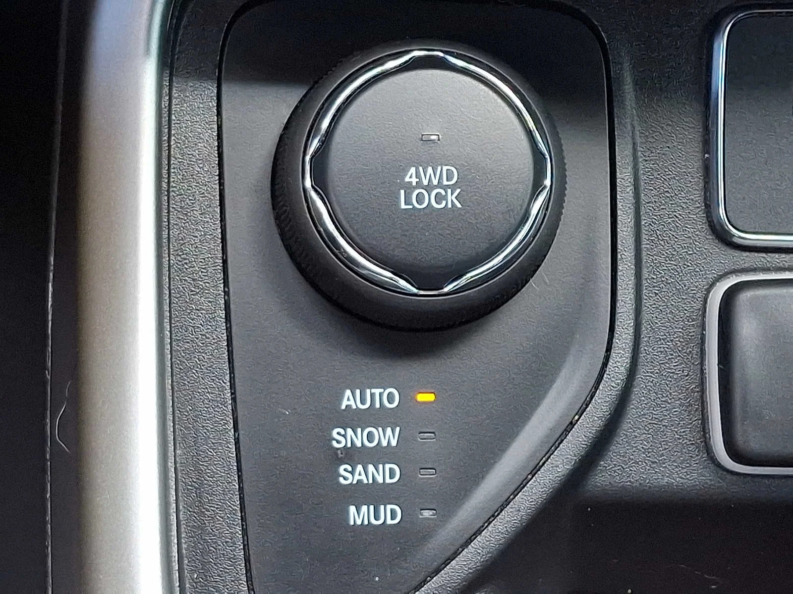Used 2020 Granite Crystal Clearcoat Metallic Jeep Latitude image 23