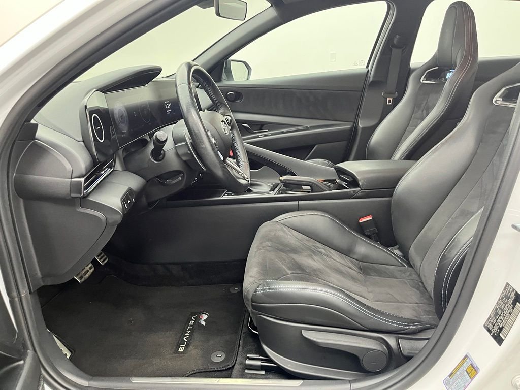 Used 2022 White Hyundai Base image 18