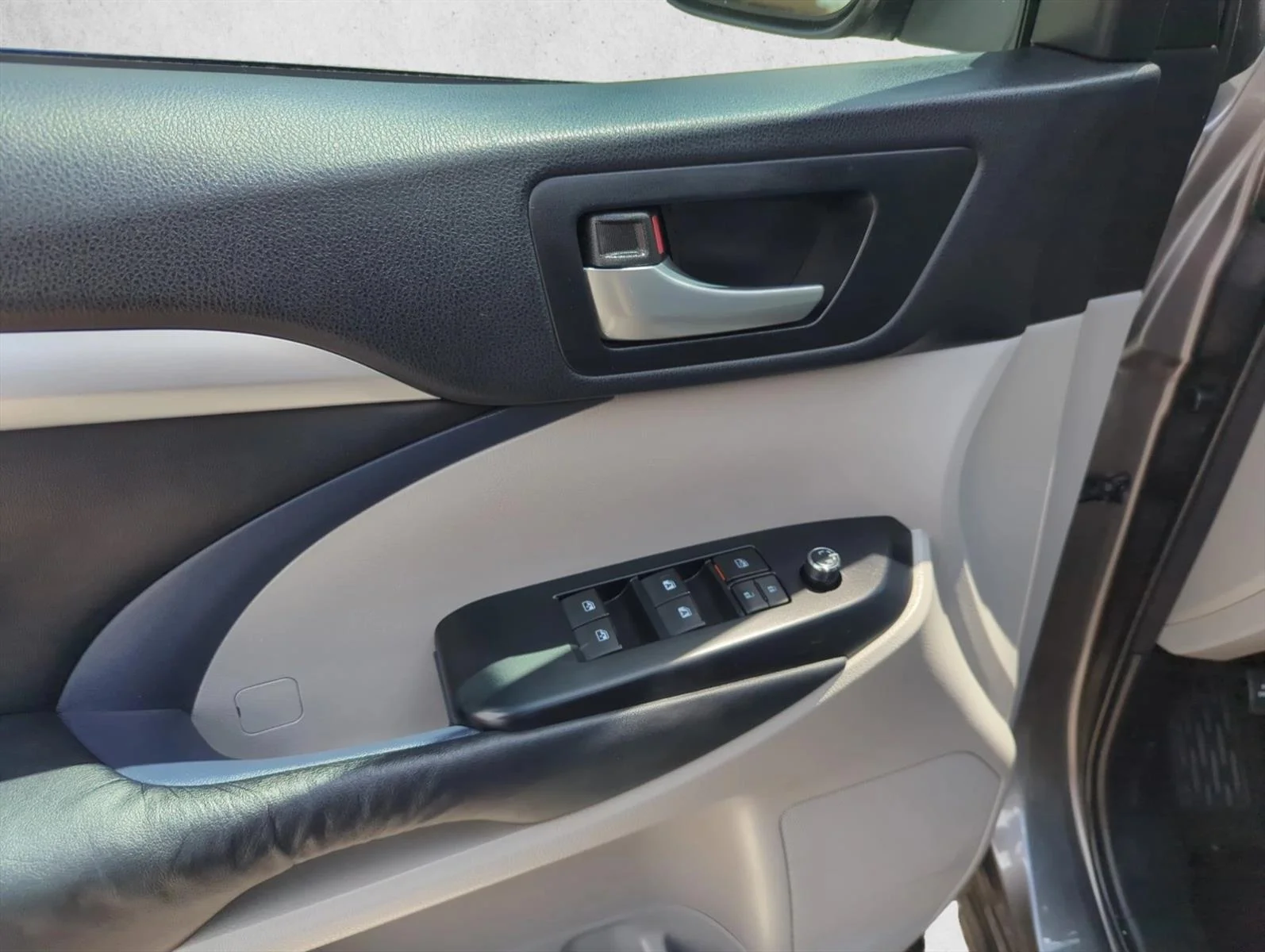 Used 2015 Predawn Gray Mica Toyota XLE image 12