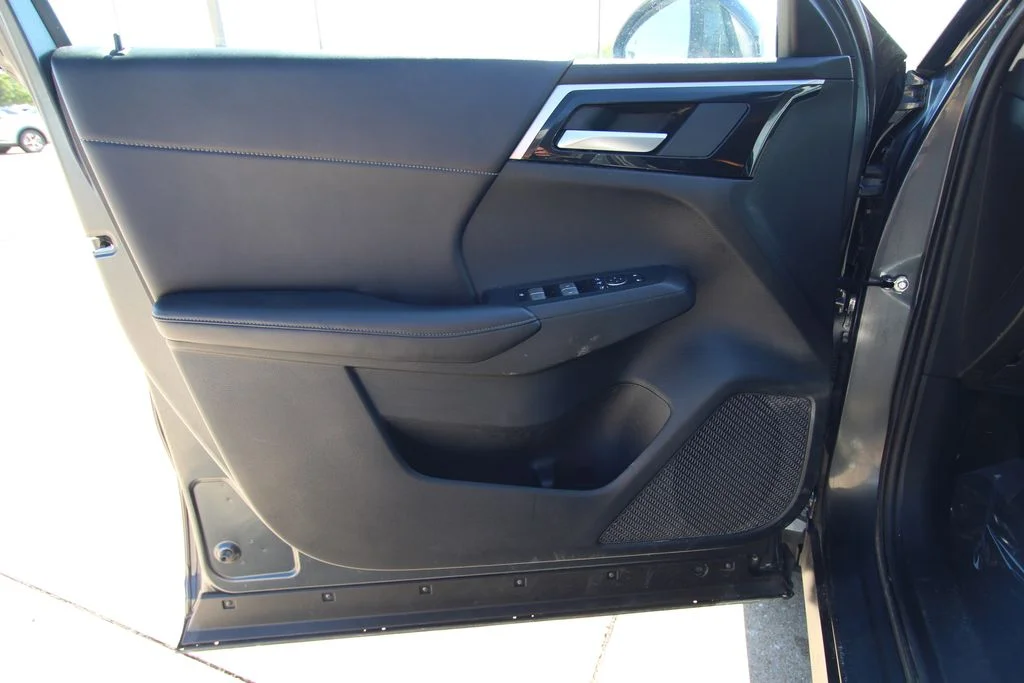 Used 2024  Mitsubishi SE image 38
