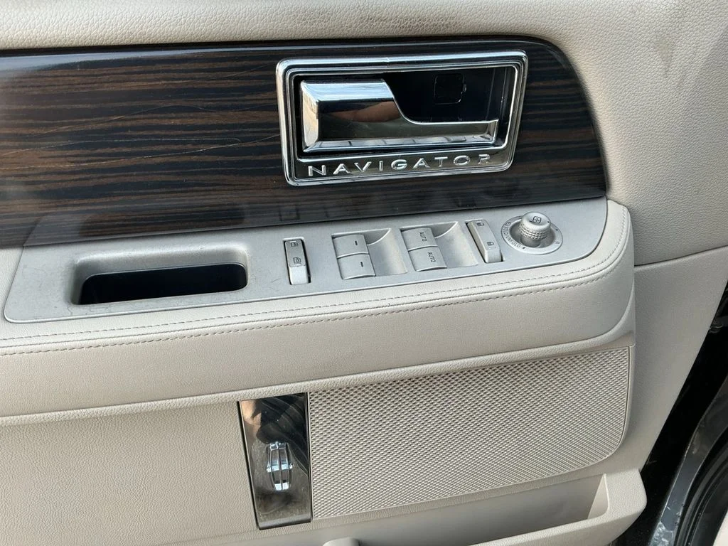Used 2007 Gray Lincoln Base image 10