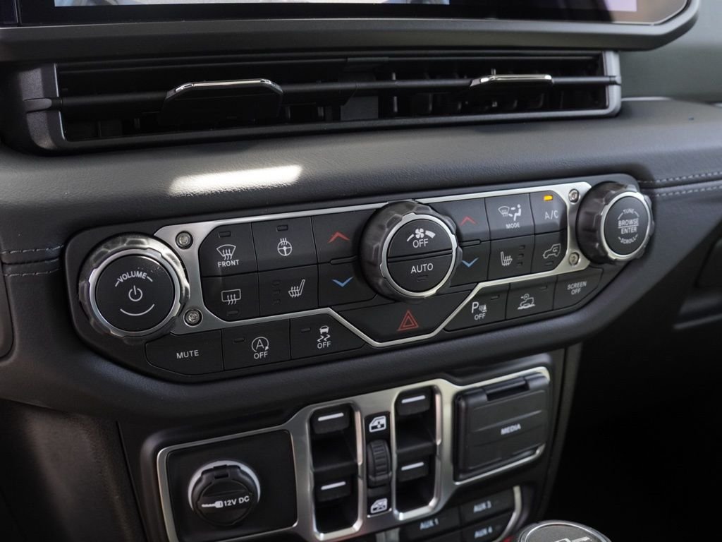 New 2026 Bright White Clear-Coat Exterior Paint Jeep Mojave image 14