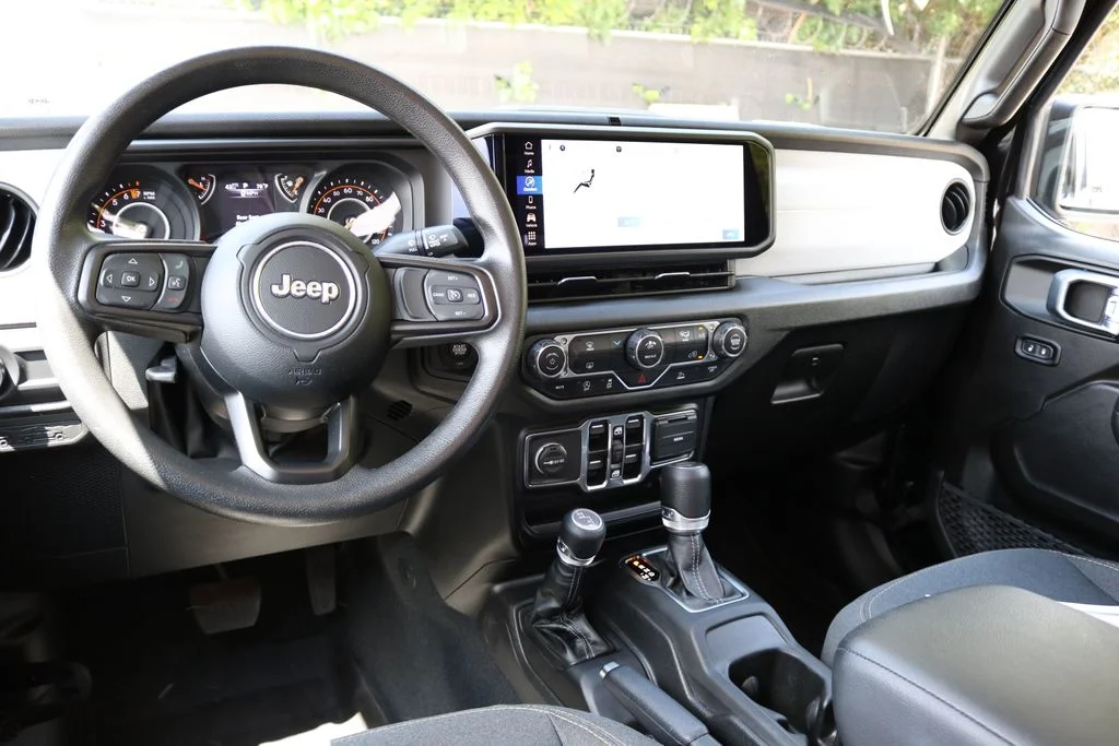 Used 2024  Jeep Sport image 13