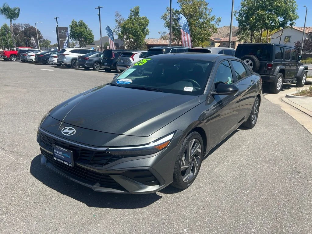 Used 2025 Gray Hyundai SEL Sport image 3