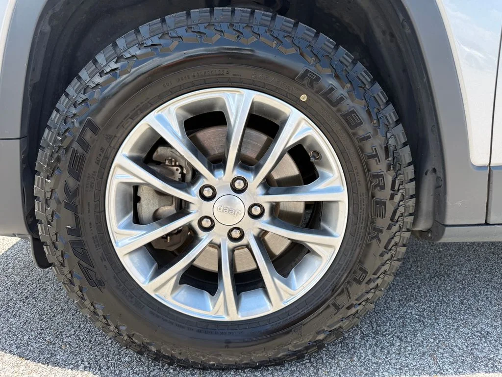 Used 2019 Silver Jeep Latitude Plus image 24