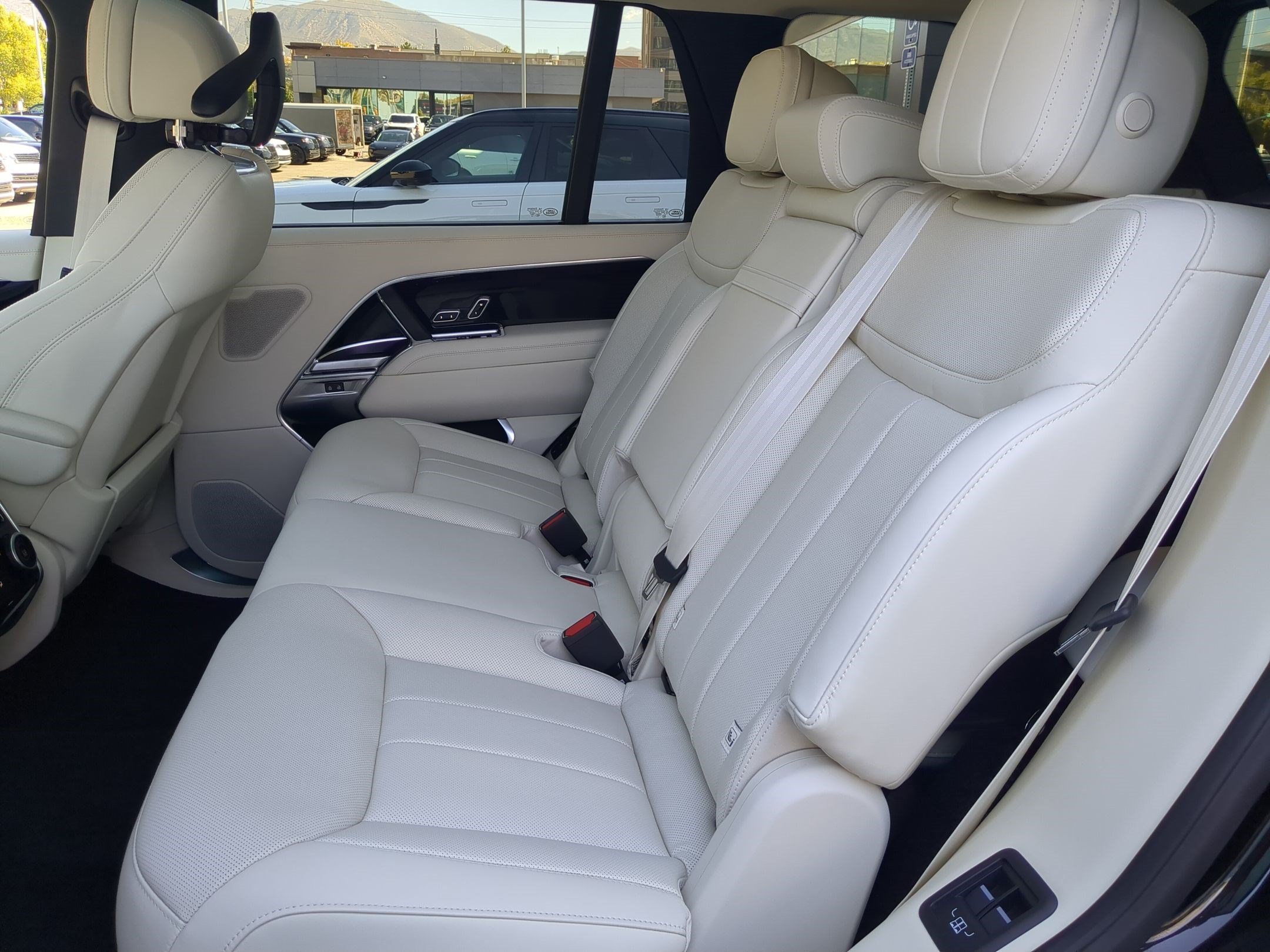 New 2026 Santorini Black Land Rover P530 SE LWB 7 Seat image 28