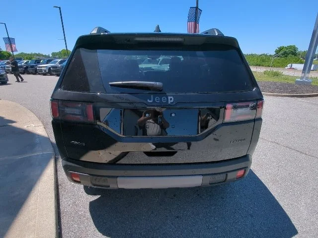 New 2026 Diamond Black Crystal Pearl-Coat Exterior Paint Jeep Laredo image 29