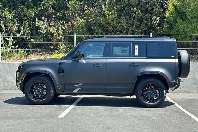 New 2026 Santorini Black Land Rover X-Dynamic SE image 2