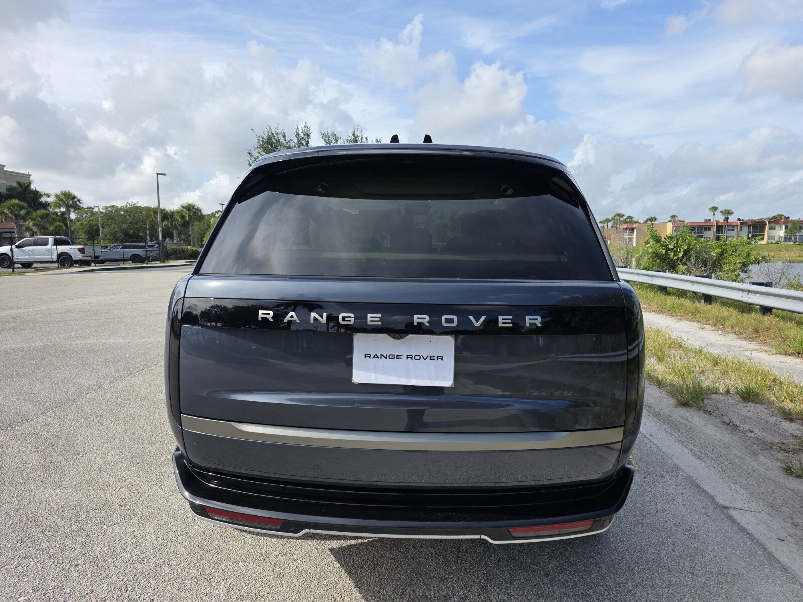 New 2026 Varesine Blue Land Rover P550e SE PHEV image 6
