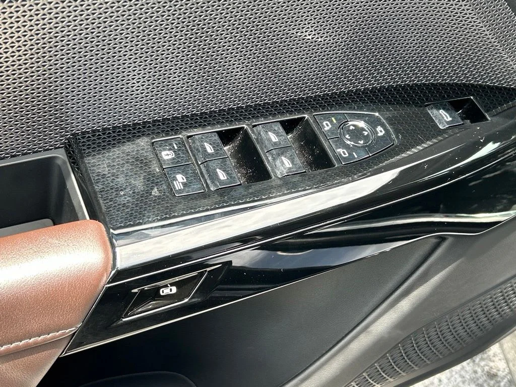 Used 2025 Carbon Black Metallic BMW 740i image 18