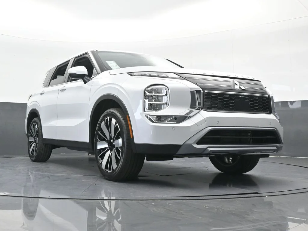 New 2026 Diamond White Mitsubishi SE image 72