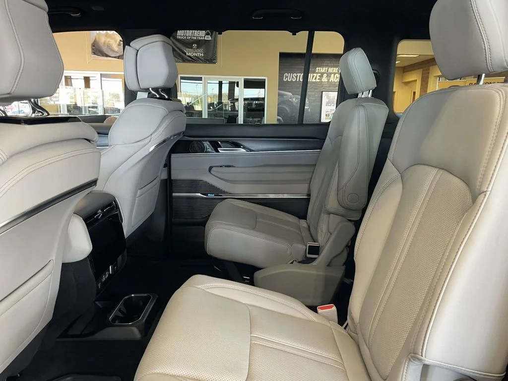 New 2026 Bright White Clear-Coat Exterior Paint Jeep Summit Obsidian image 18
