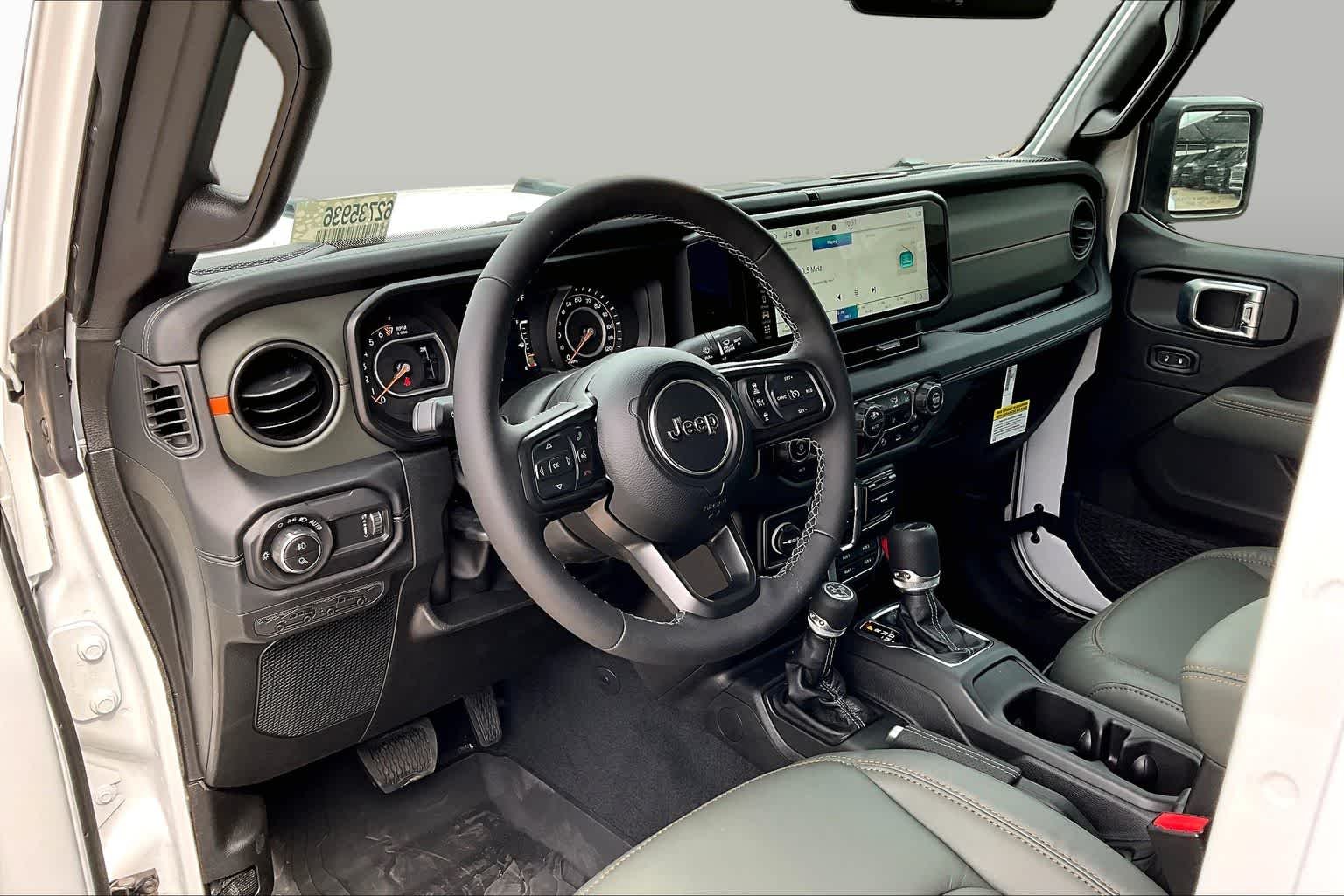 New 2026 Bright White Clear-Coat Exterior Paint Jeep Mojave X image 9
