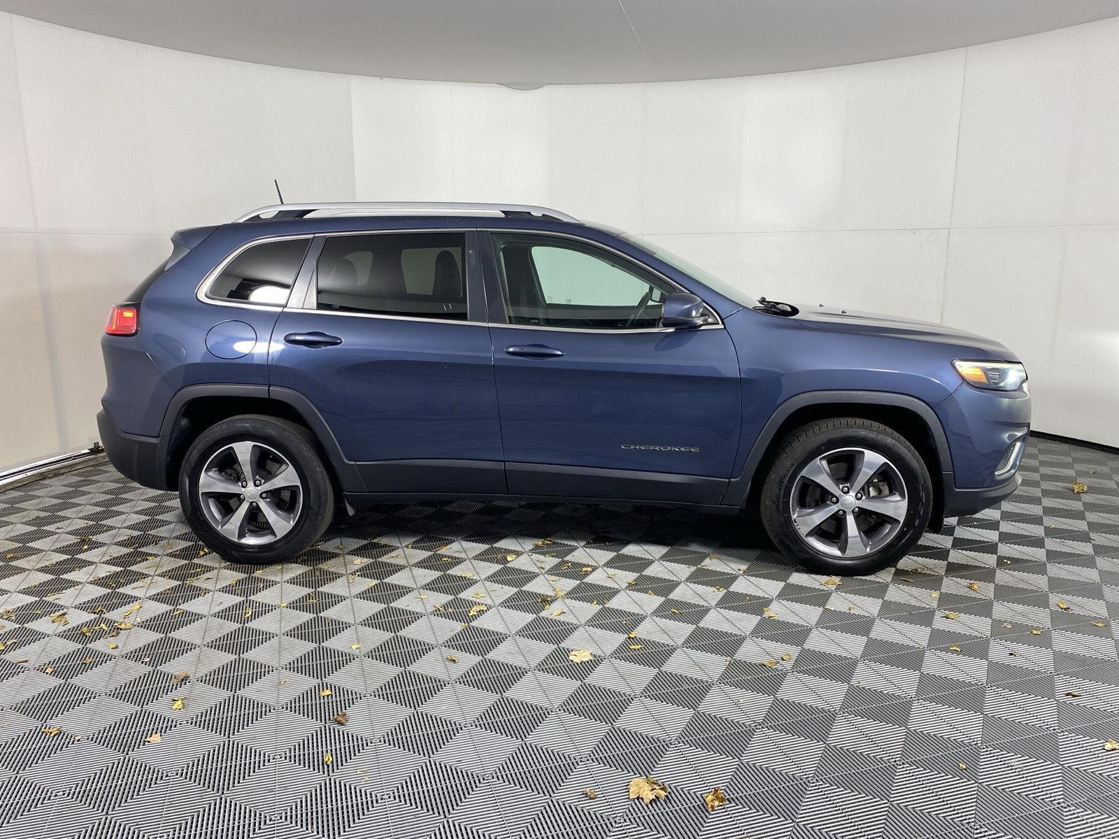Used 2019 Blue Shade Pearlcoat Jeep Limited image 10