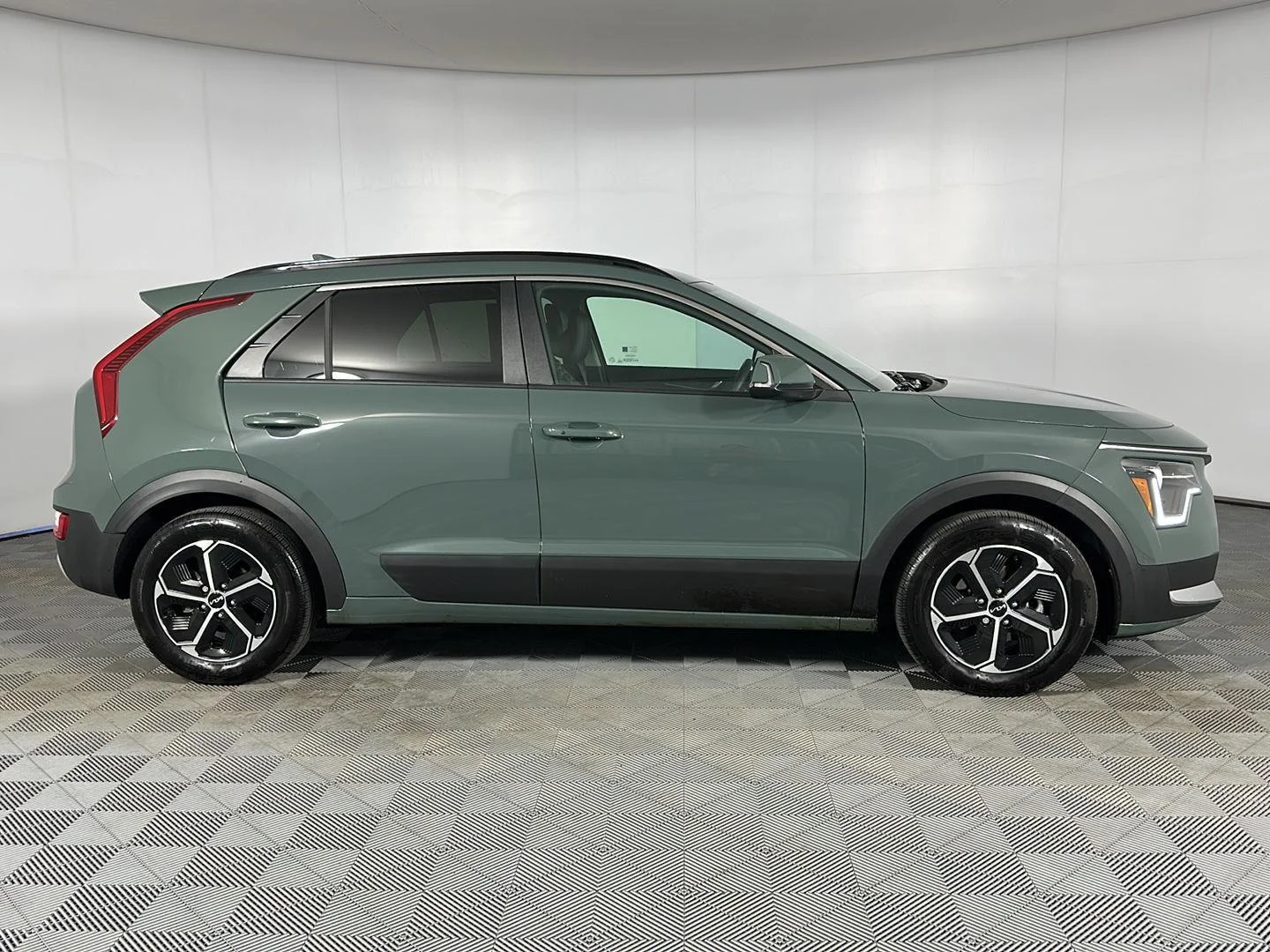 Used 2023 Cityscape Green Kia EX image 23