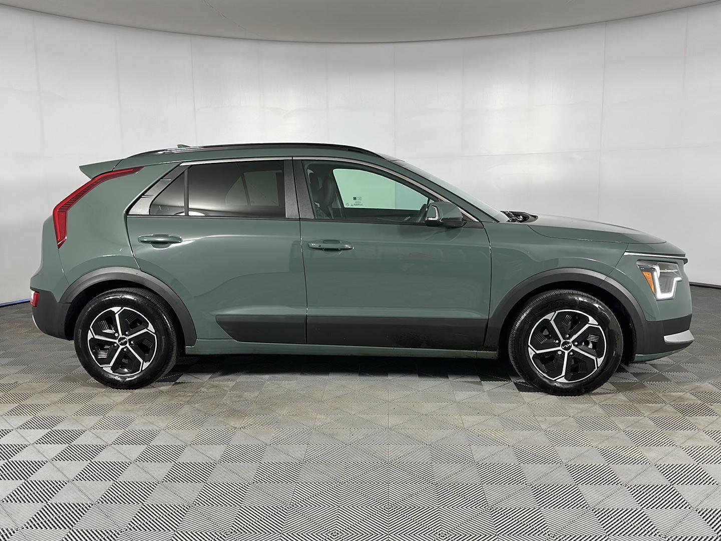 Used 2023 Cityscape Green Kia EX image 23