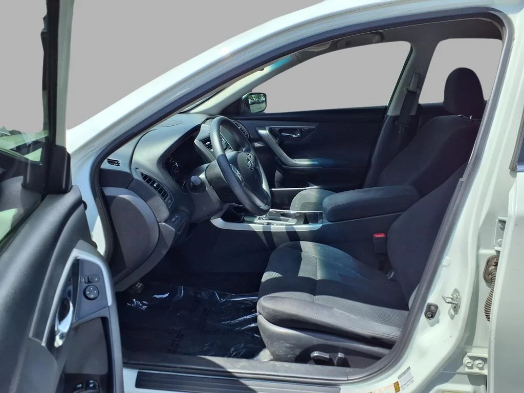 Used 2014 White Nissan 2.5 S image 17